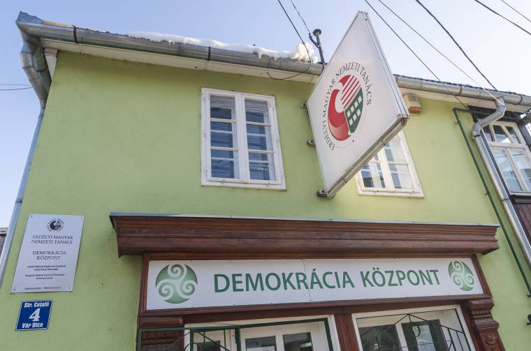 Takaréklángon az EMNT Demokrácia-központok